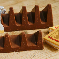 Pregunta a los verdaderos chocolatelovers 🤎 ¿Qué animal hay en el logo de toblerone? 👀⁠ ⁠ Haz clic para descubrir una caja repleta de deliciosos toblerone de chocolate suizo 🤤⁠ ⁠ www.mysweetmessages.com⁠